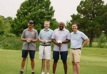 Group of men posing with golf clubs at Midlothian Chamber of Commerce Southern Star Scramble